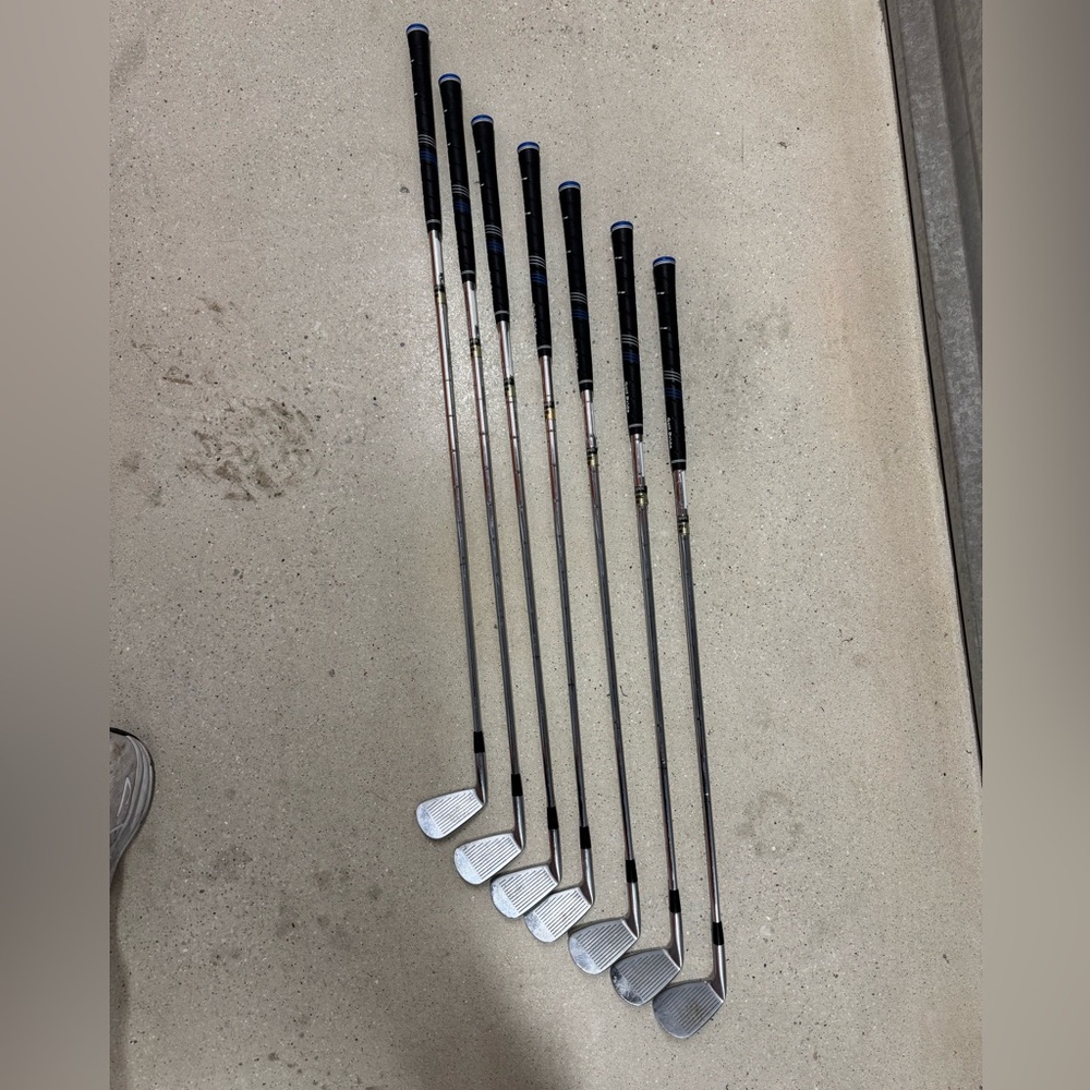 Mizuno Silver and Black Golf Clubs Set